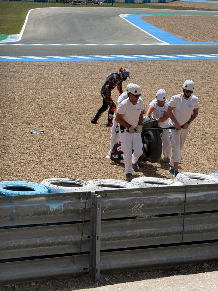 Ο Bezzecchi έπεσε στην 11η στροφή, εκεί που έπσε και ο ΜΜ93 χθες